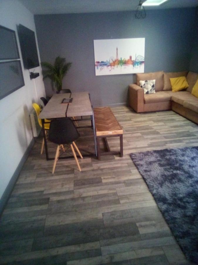 Town Center Large 2 Bedroom Apartment- Sleeps Up To 6 - Dogs Welcome - 2 Minutes From Train Station Blackpool Eksteriør billede