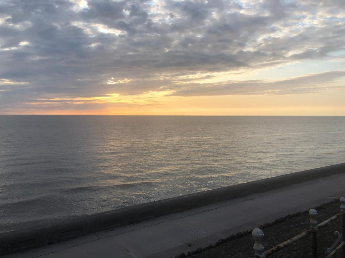 Town Center Large 2 Bedroom Apartment- Sleeps Up To 6 - Dogs Welcome - 2 Minutes From Train Station Blackpool Eksteriør billede